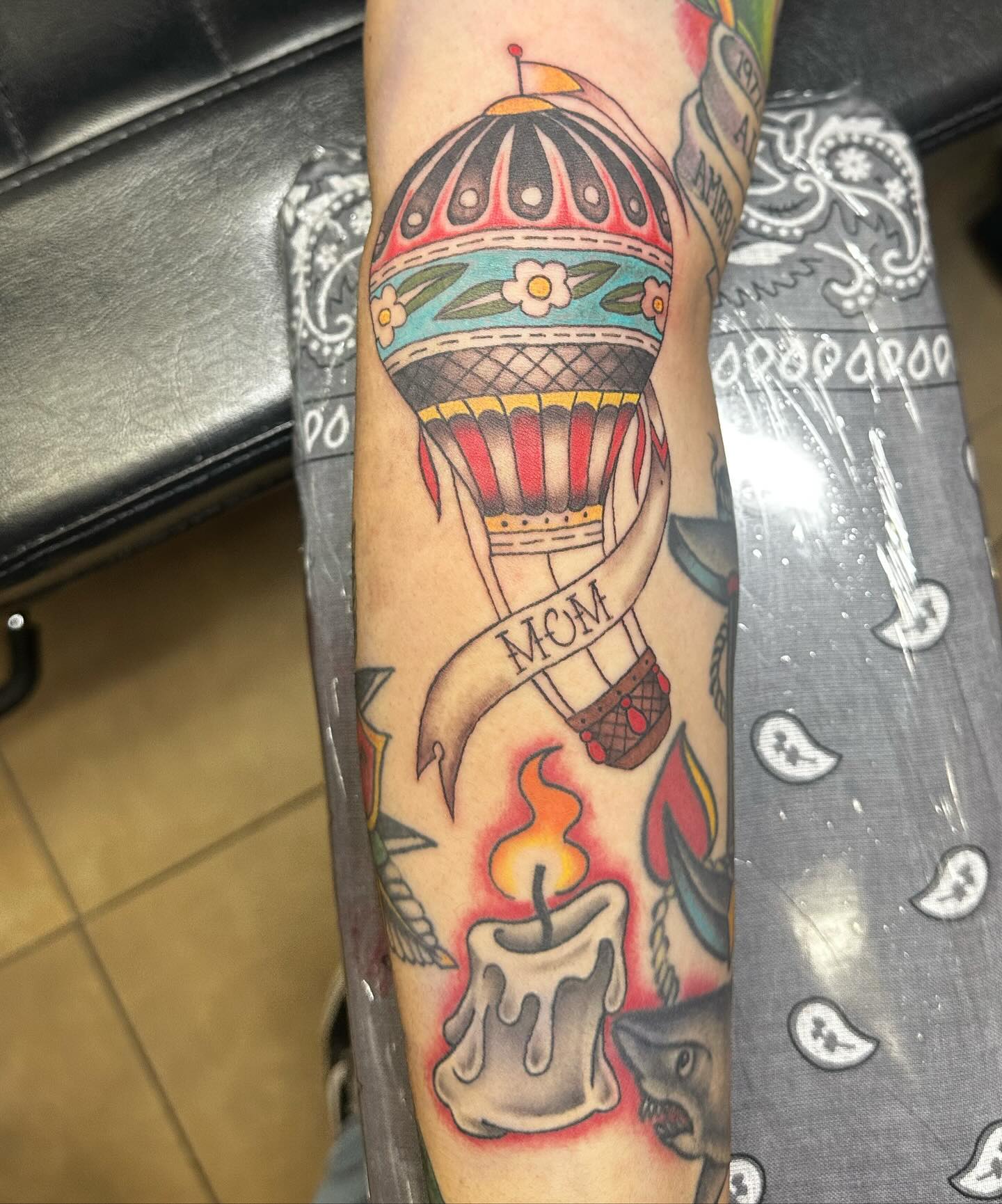 Traditional color hot air balloon with Mom banner tattoo